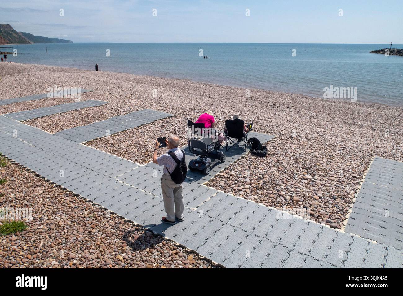 Juni 2025. Die barrierefreien Matten in Sidmouth, Devon am Sidmouth Beach ermöglichen es Rollstuhlfahrern, Rollstühlen und Müttern mit Kinderwagen, das herrliche Wetter zu genießen. Photo Central/Alamy Live News Stockfoto
