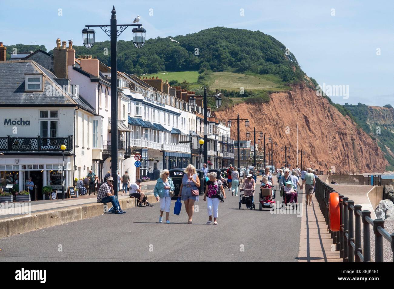Juni 2025. Sidmouth, Devon Menschen genießen das herrliche Wetter im Juni auf der Esplanade in Sidmouth. Photo Central/Alamy Live News Stockfoto