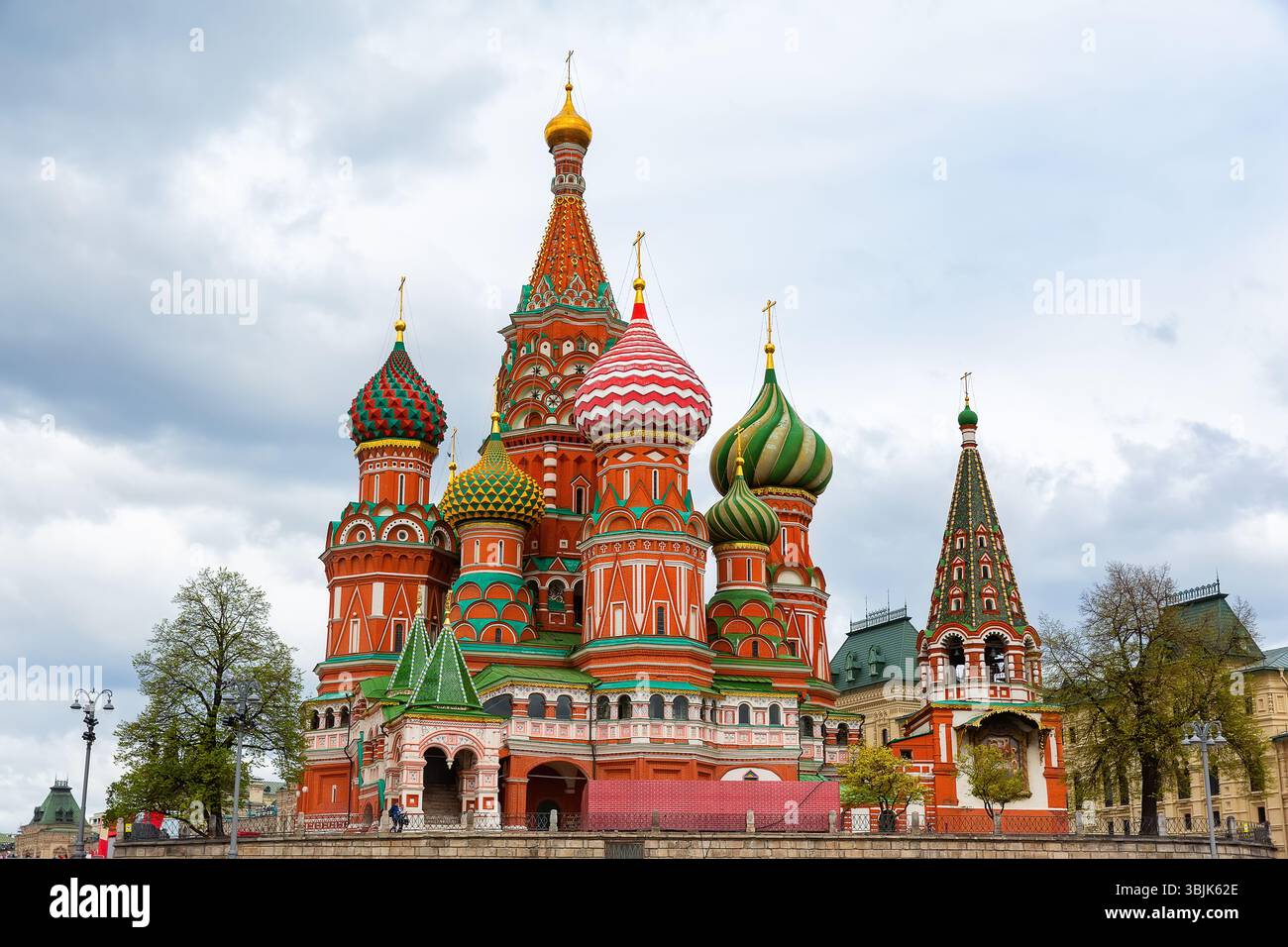 Basilius-Kathedrale auf dem Roten Platz vor dem dramatischen Himmel in Moskau, Russland. Wunderschönes altes architektonisches Gebäude in Moskau in der Russischen Föderation. Stockfoto