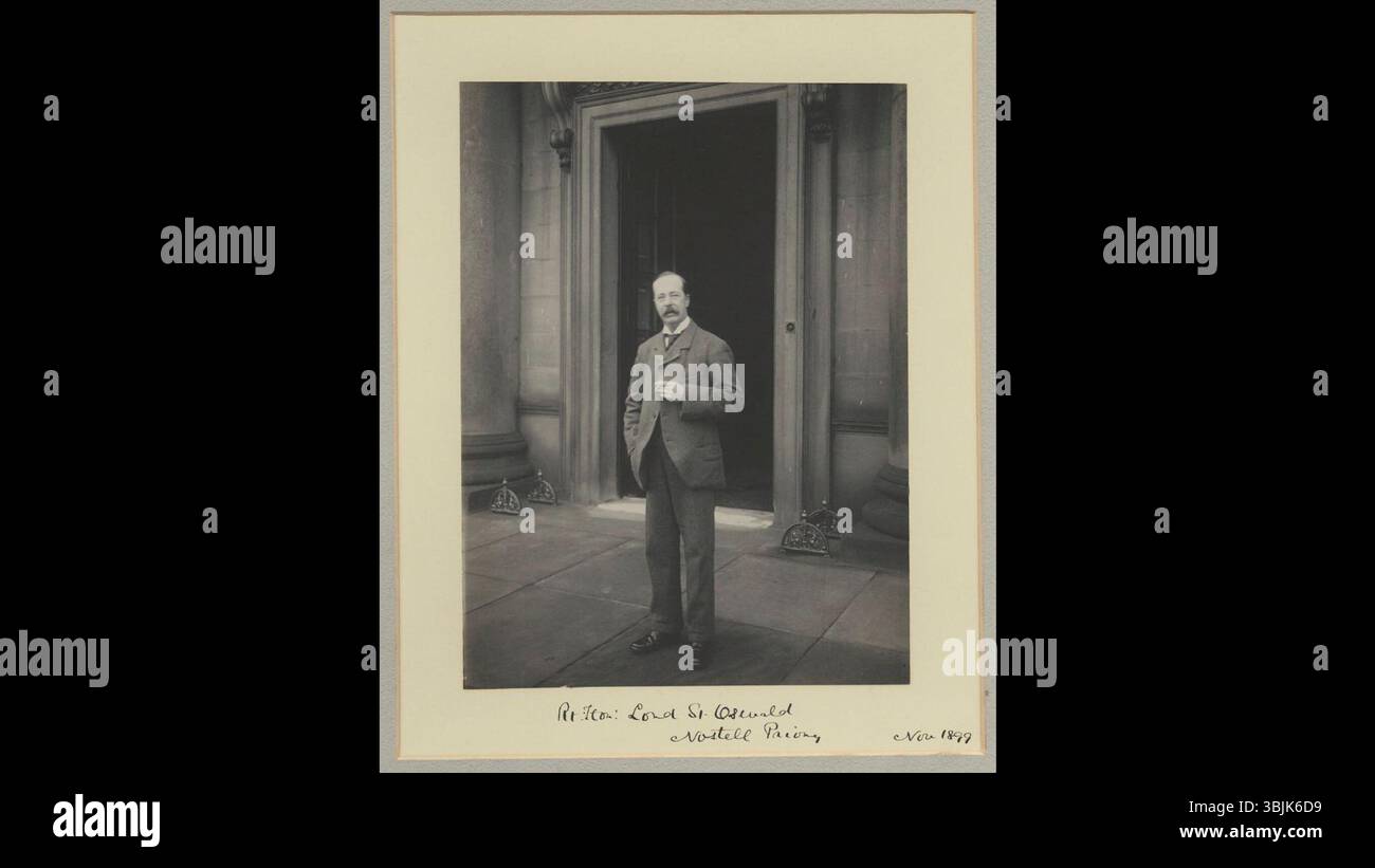 Dieser Platin-Druck von John Benjamin Stone aus dem November 1899 zeigt Rowland Winn, 2. Baron St. Oswald (1857–1919), einen britischen Politiker und Offizier der Armee, formell im Porträt posiert. Stockfoto