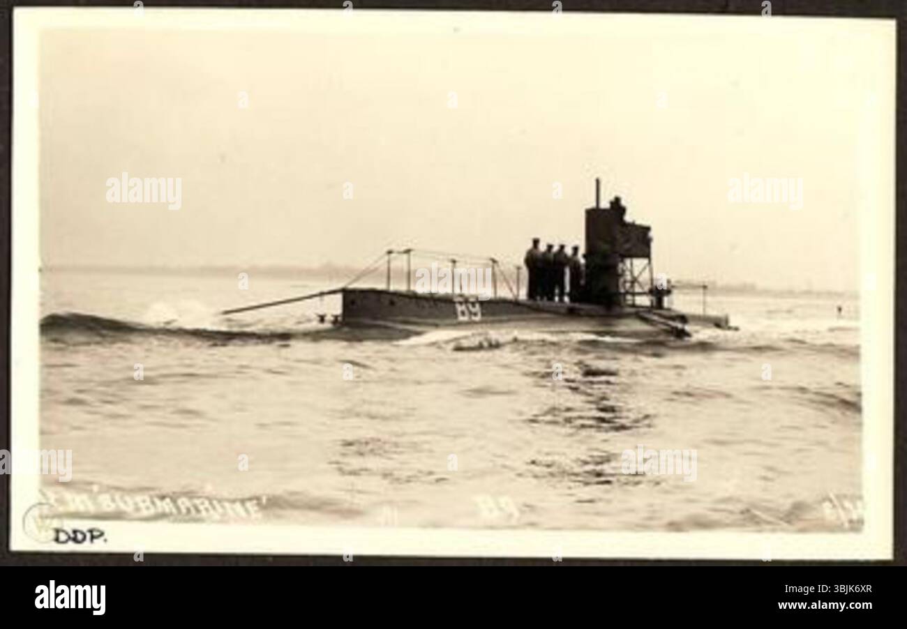 Ernest Hopkins' Foto von vor 1917 des U-Bootes B9 der Royal Navy. Das Bild fängt das U-Boot ein und hebt sein einzigartiges Design und seine Merkmale als Teil der britischen Flotte hervor. Stockfoto