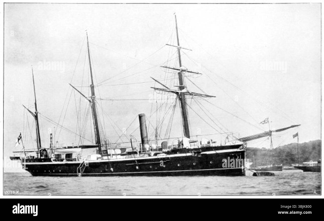 Foto der HMS Thrush, ein Schiff der Royal Navy aus dem Jahr 1889, das von H.J. Symonds und Co. In Portsmouth gefangen genommen wurde. Das Bild zeigt das unverwechselbare Design des Schiffes und die Details seiner Außenseite. Stockfoto