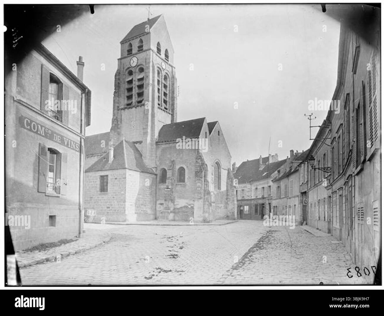 Eugène Atget’ Fotografie von 1925 der Eglise Saint-Denis in Wissous zeigt das Äußere der Kirche. Atget war bekannt dafür, architektonische und urbane Landschaften im Paris des frühen 20. Jahrhunderts festzuhalten und durch seine Fotografie historische und architektonische Einblicke zu bieten. Stockfoto