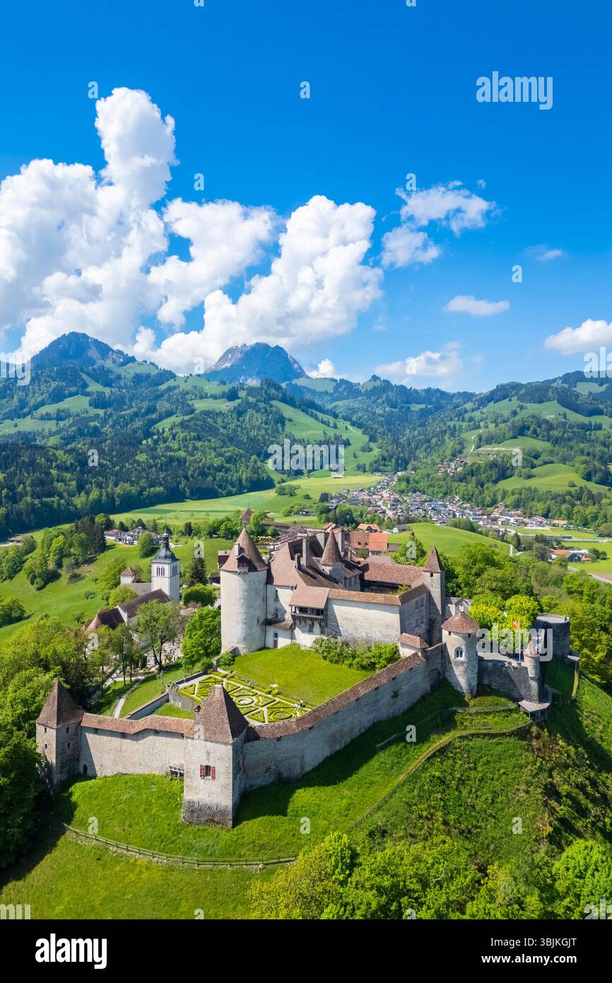 Aus der Vogelperspektive auf das Schloss von Gruyeres im Frühling. Gruyeres, Kanton Freiburg, Schweiz, Europa. Stockfoto