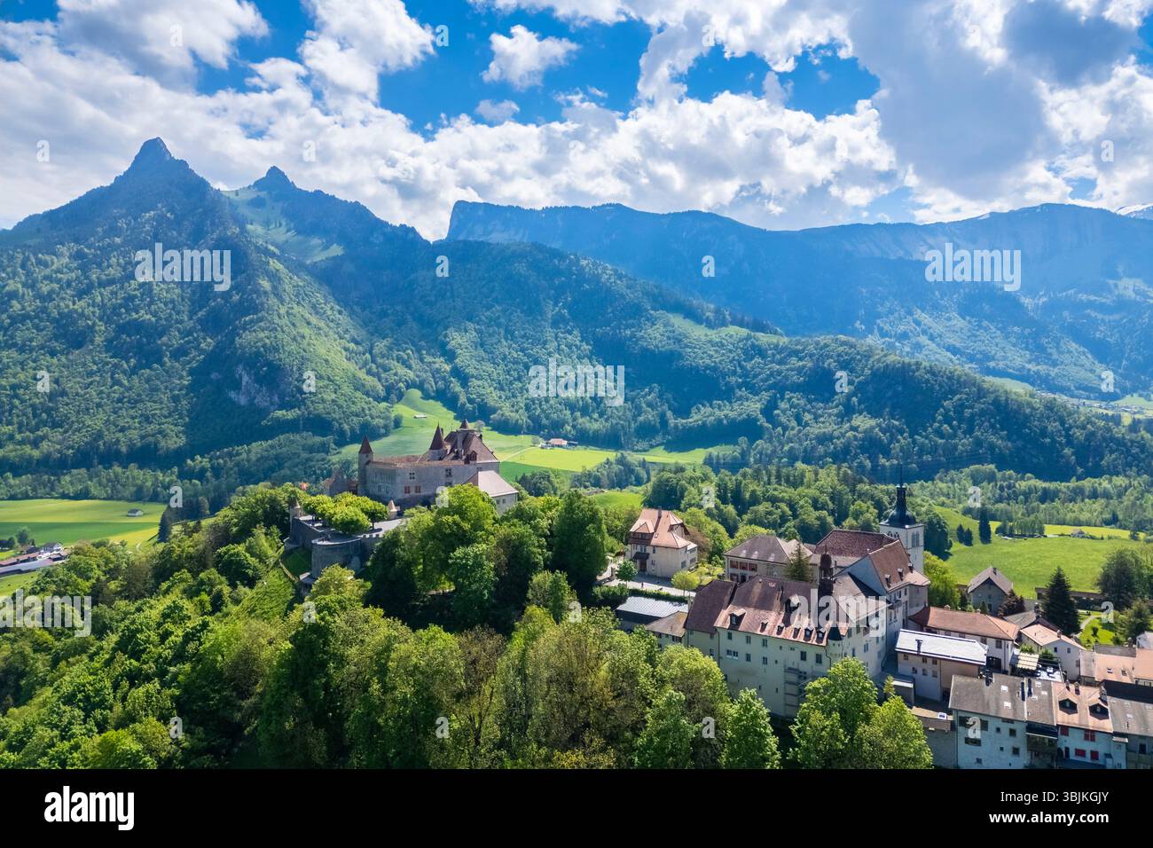 Aus der Vogelperspektive auf das Schloss von Gruyeres im Frühling. Gruyeres, Kanton Freiburg, Schweiz, Europa. Stockfoto