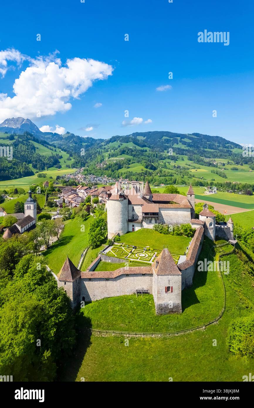 Aus der Vogelperspektive auf das Schloss von Gruyeres im Frühling. Gruyeres, Kanton Freiburg, Schweiz, Europa. Stockfoto