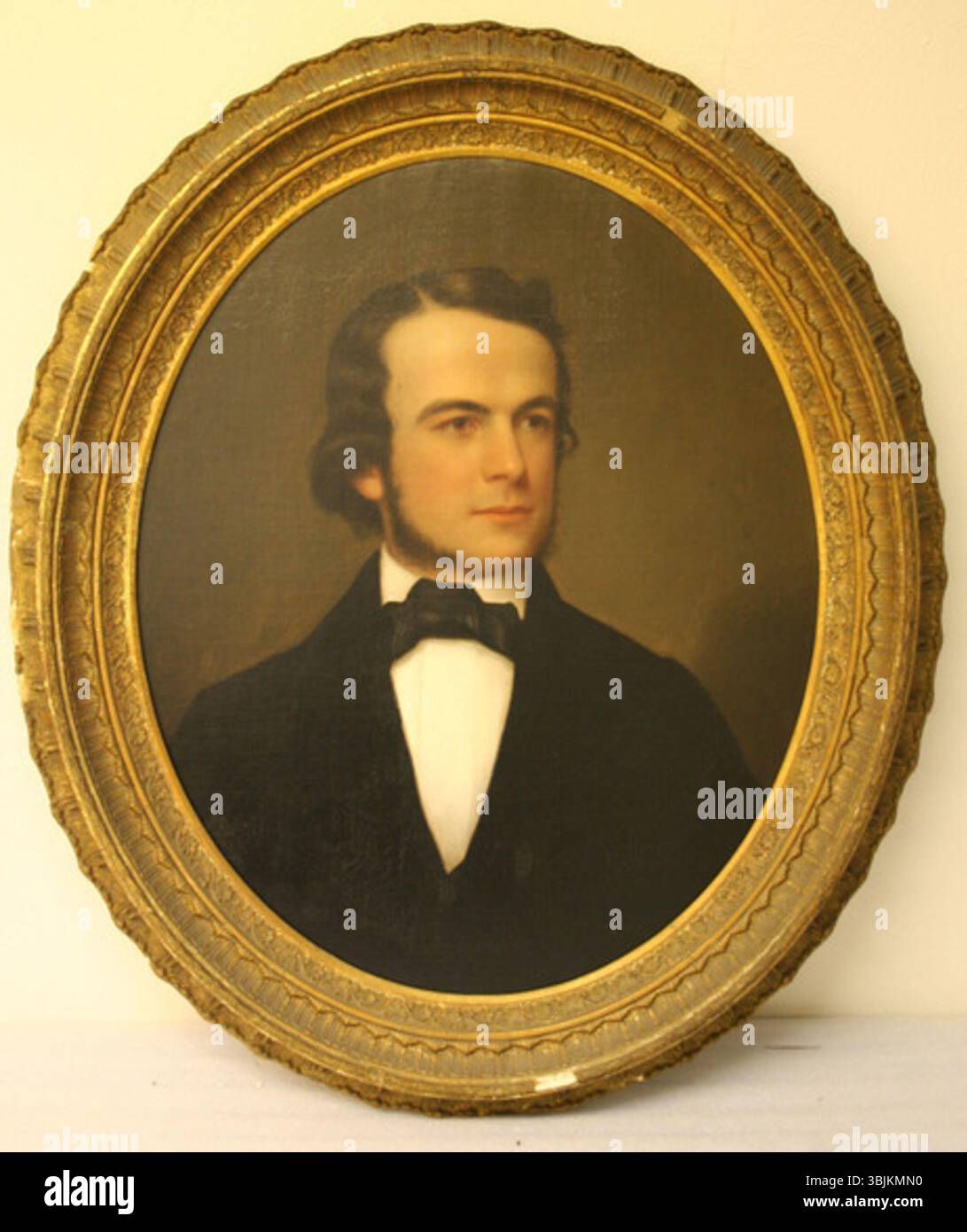 Dieses Öl-auf-Leinwand-Porträt von Julius Deming Perkins wurde 1856 von Charles Osgood gemalt, als Perkins 26 Jahre alt war. Das halblange Oval zeigt ihn mit gewellten braunen Haaren und Hammelklöckchen in einem dunklen Mantel, einem weißen Hemd und einer schwarzen Schleife. Perkins, geboren in Litchfield, war eine prominente Figur im 19. Jahrhundert. Stockfoto
