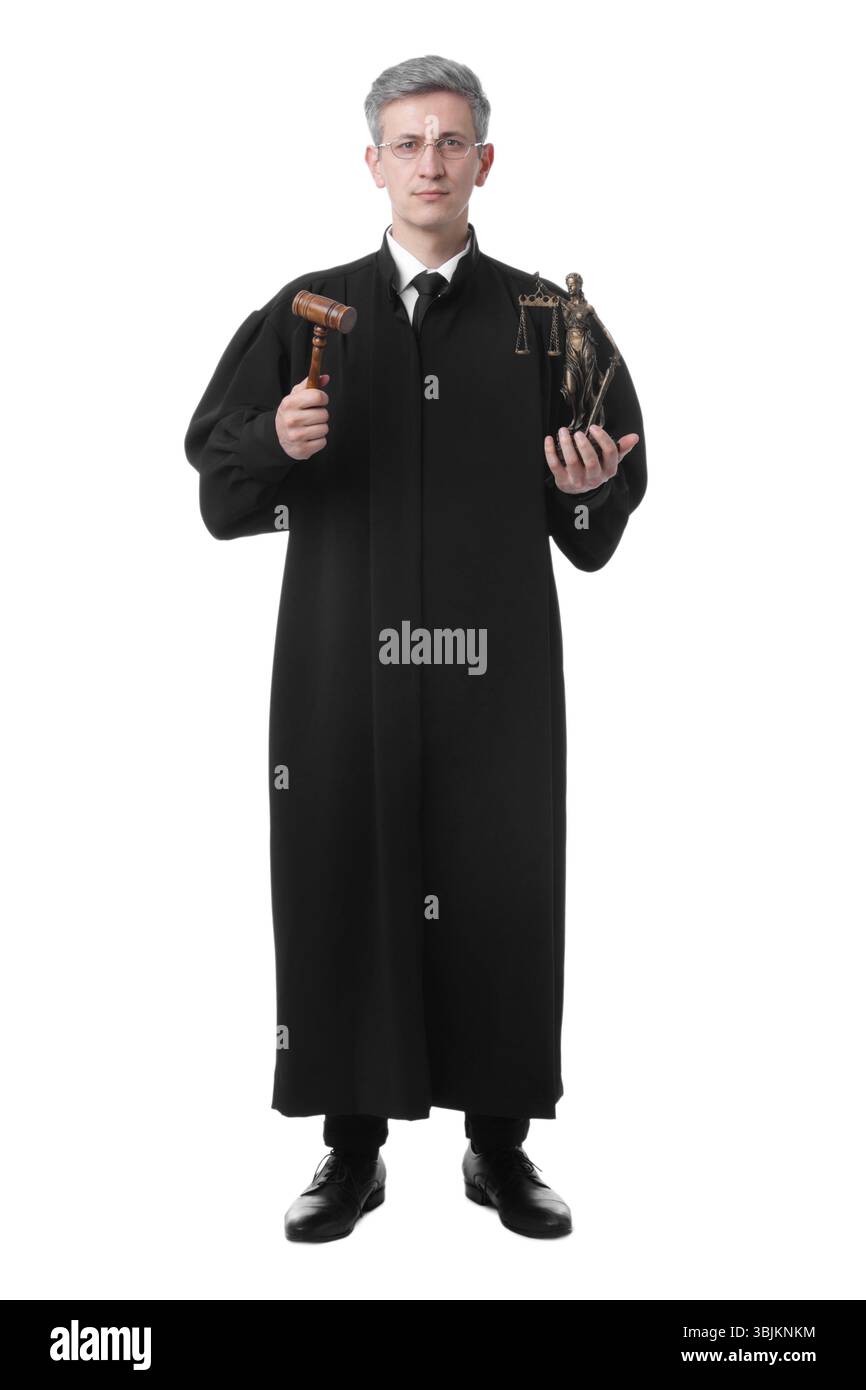 Richter mit Hammer und Statue von Lady Justice auf weißem Hintergrund Stockfoto