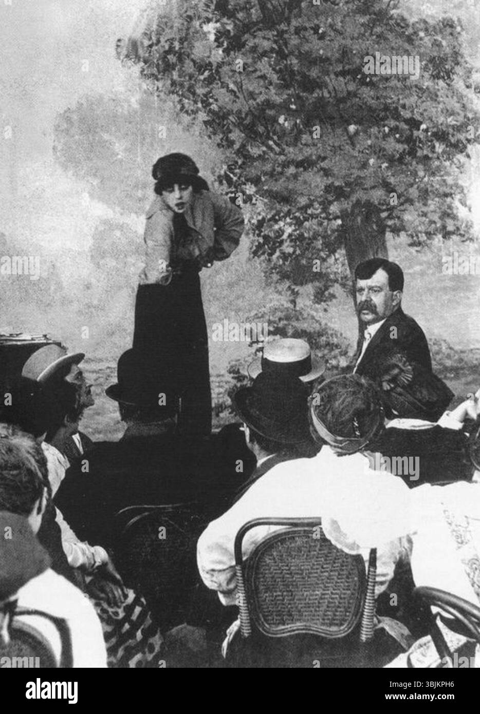 Les Vampires (1915), ein französischer Stummfilm von Louis Feuillade, zeigt die Figur Irma VEP. Die zweite Episode des Films, „Le Cryptogramme rouge“, folgt den geheimnisvollen und spannenden Abenteuern der kriminellen Bande und ihrer legendären Femme Fatale. Stockfoto