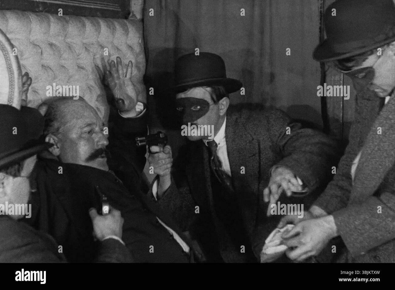 In „Fantômas: Juve contre Fantômas“ (1913) fängt eine zentrale Szene aus dieser Krimi-Serie von Louis Feuillade die intensive Konfrontation zwischen Detective Juve und dem schwer fassbaren kriminellen Mastermind Fantômas ein. Der Film, ein Schlüsselbeispiel des frühen französischen Serienkinos, verbindet Spannung und Action. Stockfoto