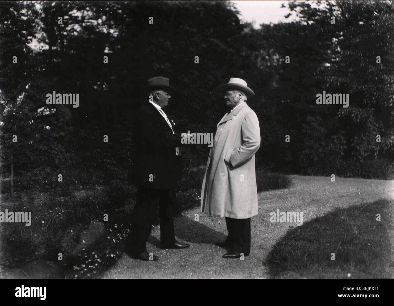 Holger Damgaards Fotografie von 1905 zeigt den norwegischen Dramatiker und Dichter Bjørnstjerne Bjørnson mit Harald Wilhelm Jensen. Das Bild zeigt einen bedeutenden Besuch zwischen den beiden Persönlichkeiten, der Bjørnson Verbindung zu Dänemark und seine persönlichen Beziehungen widerspiegelt. Das Foto fängt einen historischen Moment im Jahr 1905 ein. Stockfoto