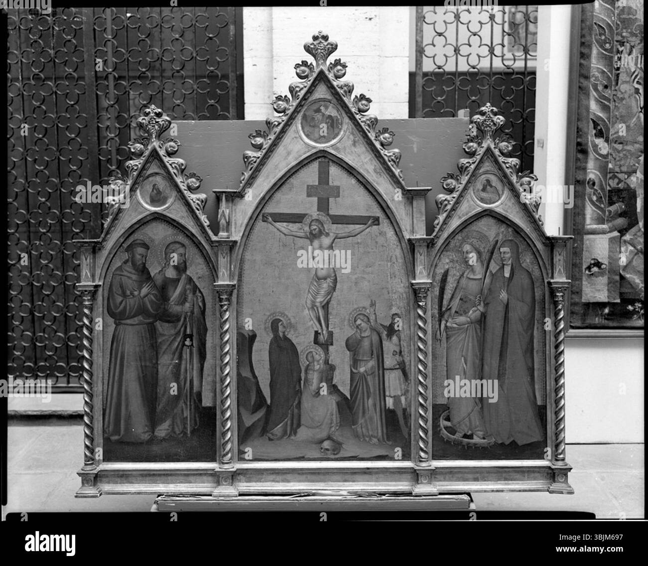 Puccio di Simone (–1362) malte die Kreuzigung mit Heiligen als Triptychon zwischen 1350 und 1362. Das Werk zeigt die zentrale Szene der Kreuzigung Christi, flankiert von Heiligen, und zeigt die Kunst des Künstlers in der frühen Renaissance. Stockfoto Puccio di Simone (–1362) malte die Kreuzigung mit Heiligen als Triptychon zwischen 1350 und 1362. Das Werk zeigt die zentrale Szene der Kreuzigung Christi, flankiert von Heiligen, und zeigt die Kunst des Künstlers in der frühen Renaissance. Stockfoto