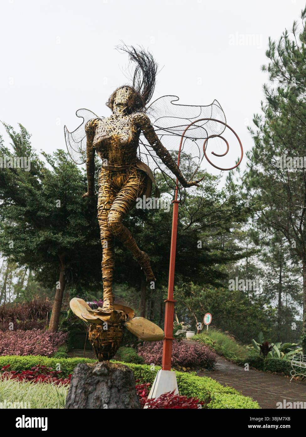 Der Park bietet einzigartige Kunstinstallationen wie Grasfelder, geschmückte Bänke, fahrradförmige Pflanzgefäße und auffällige goldene Feenstatuen. Stockfoto