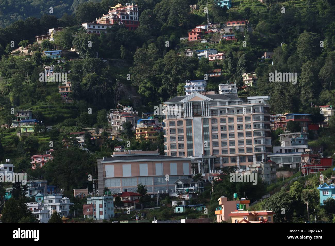 Farbenfrohe Mountain Townscape – urbane Häuser auf dem Hügel mit landschaftlich reizvollem Grün Stockfoto
