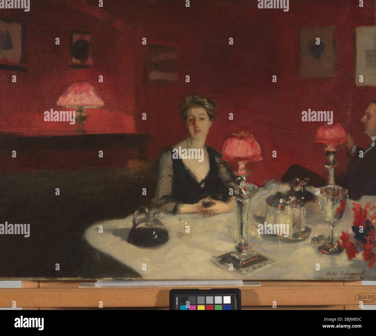In „A Dinner Table at Night“ fängt John Singer Sargent eine intime Abendszene ein. Das 1884 gemalte Öl auf Leinwand zeigt einen Esstisch mit sanft beleuchteten Weingläsern, die eine warme und einladende Atmosphäre schaffen. Stockfoto