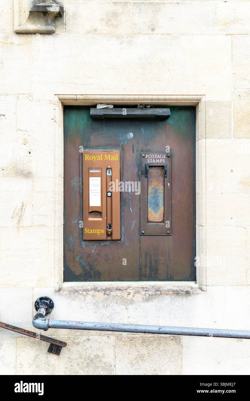Ein alter Briefmarkenautomat Stockfoto