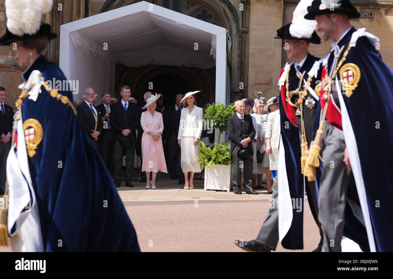 (Von links nach rechts) der Earl of St Andrews, der Vizeadmiral Sir Tim Laurence, die Herzogin von Edinburgh und die Prinzessin von Wales beobachten, wie Mitglieder der königlichen Familie beim jährlichen Orden des Garter Service in der St George's Chapel, Windsor Castle, vorbeikommen. Bilddatum: Montag, 16. Juni 2025. Stockfoto