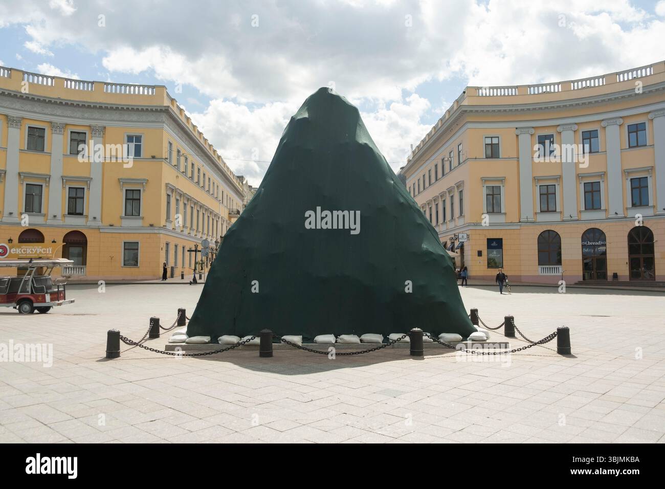 Die gedeckte Statue des Herzogs von Richelieu an der Potemkin-Treppe. Bekannt für seine neoklassizistische und barocke Architektur, wurde es 2023 zum UNESCO-Weltkulturerbe erklärt. Das historische Zentrum ist weiterhin anfällig für russische Angriffe. Stockfoto