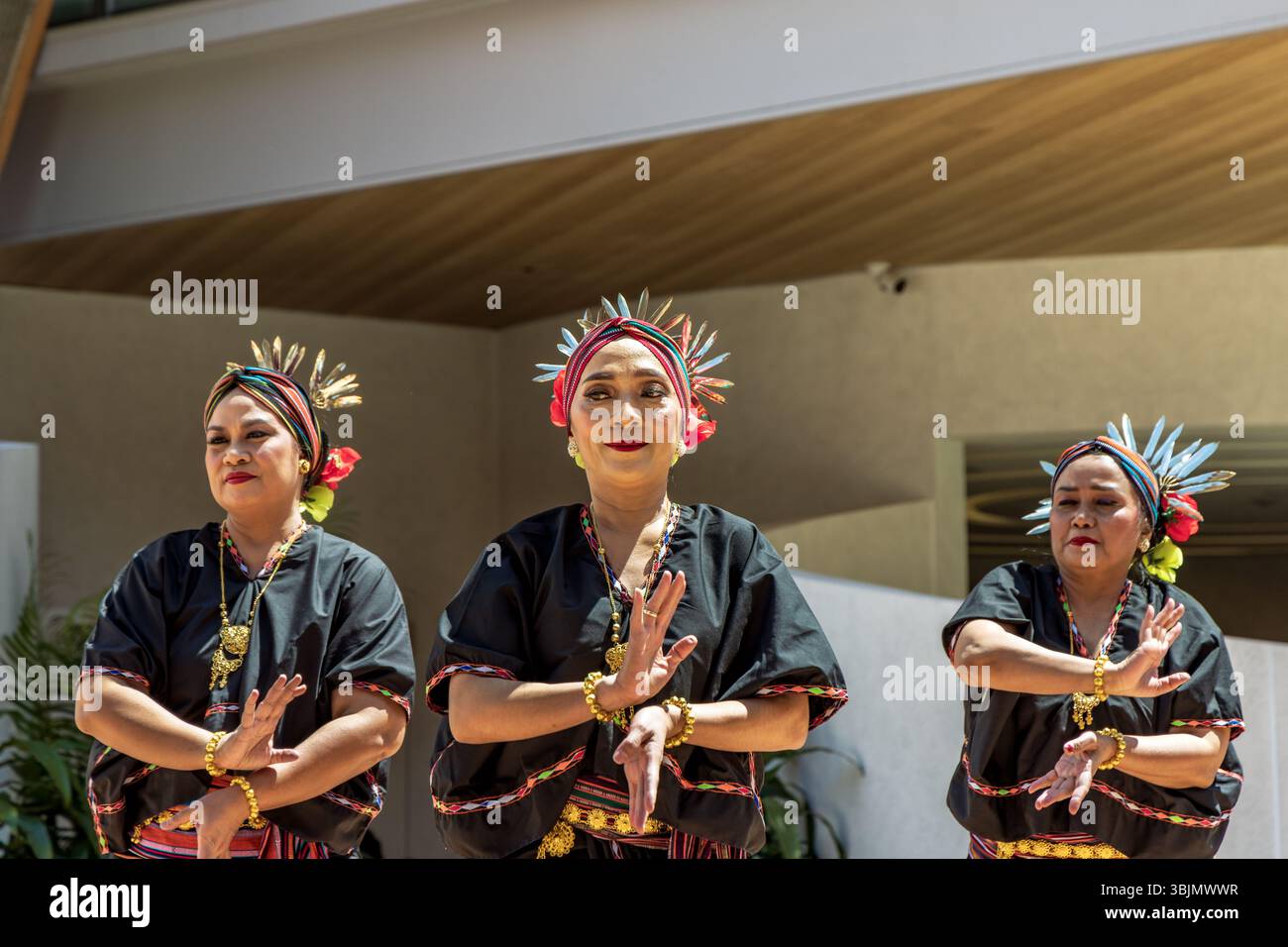 Künstler, die traditionelle Tänze im Pavillon Indonesiens, World Expo 2025 in Osaka, Kansai, Japan, aufführen Stockfoto