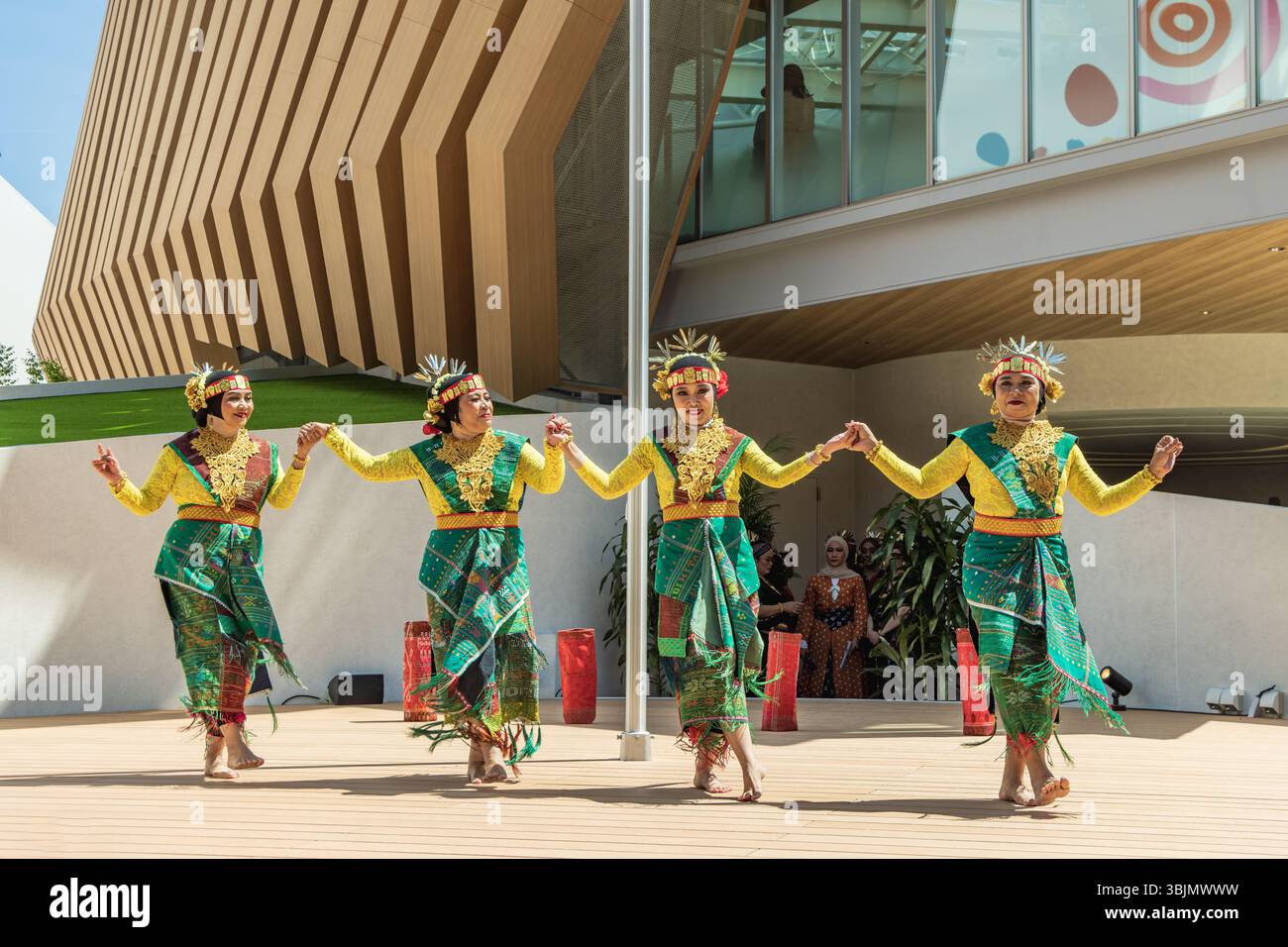 Künstler, die traditionelle Tänze im Pavillon Indonesiens, World Expo 2025 in Osaka, Kansai, Japan, aufführen Stockfoto