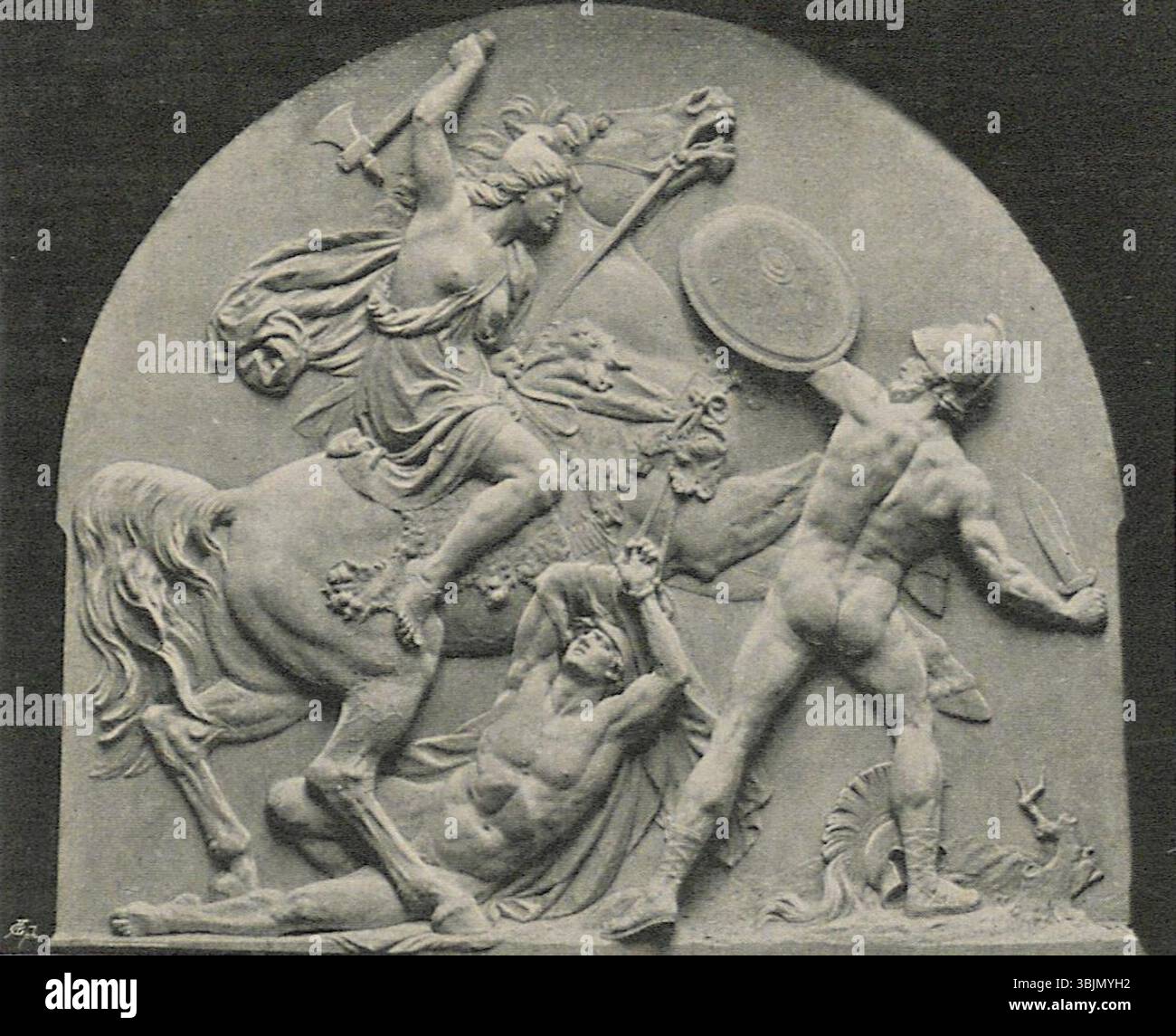 Ernst Herters „Amazonenkampf“ (um 1891) zeigt die erbitterte Schlacht der Amazonen, der mythischen Kriegerfrauen der griechischen Mythologie. Die dramatische Skulptur betont Stärke, Bewegung und die Kraft der weiblichen Kriegerfigur. Das Kunstwerk spiegelt Herters Interesse an klassischen Themen wider, die typisch für seinen Stil des späten 19. Jahrhunderts sind. Stockfoto