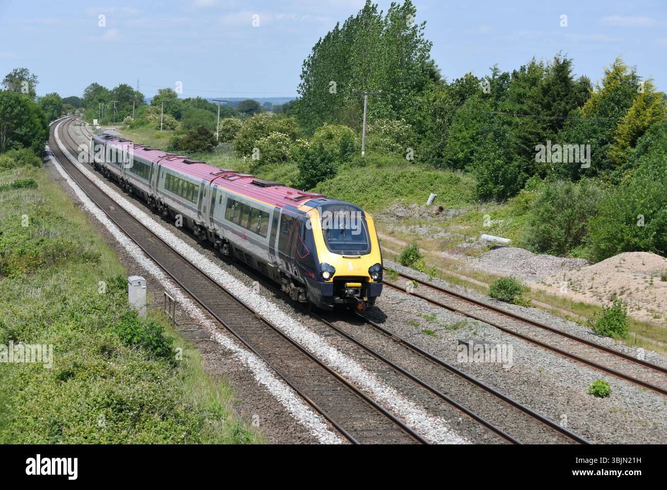 Ex Avanti West Coast 5-Wagen Klasse 221 Super Voyager 221117 vorbei an Elford Loop mit 1V87 der 1035 Newcastle nach Reading Service am 10. Juni 2025. Stockfoto