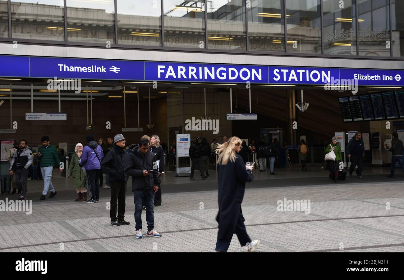 Farringdon Station, Thameslink, Farringdon, London, Großbritannien - viele Menschen überqueren den Vorplatz, stehen, reden, gehen Stockfoto