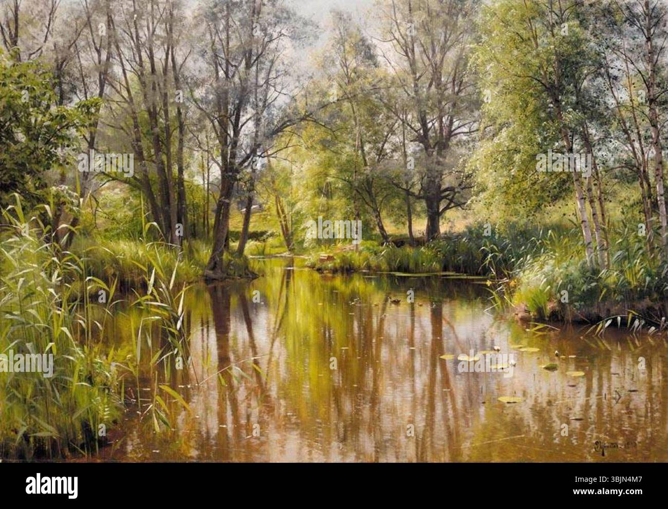 Peder Mørk Mønsted (1859–1941) malte 1903 „Flusslandschaft in Frühlingssonne“. Dieses Öl auf Leinwand veranschaulicht eine Flussszene mit hellem Sonnenlicht und betont natürliche Elemente und saisonale Atmosphäre. Stockfoto