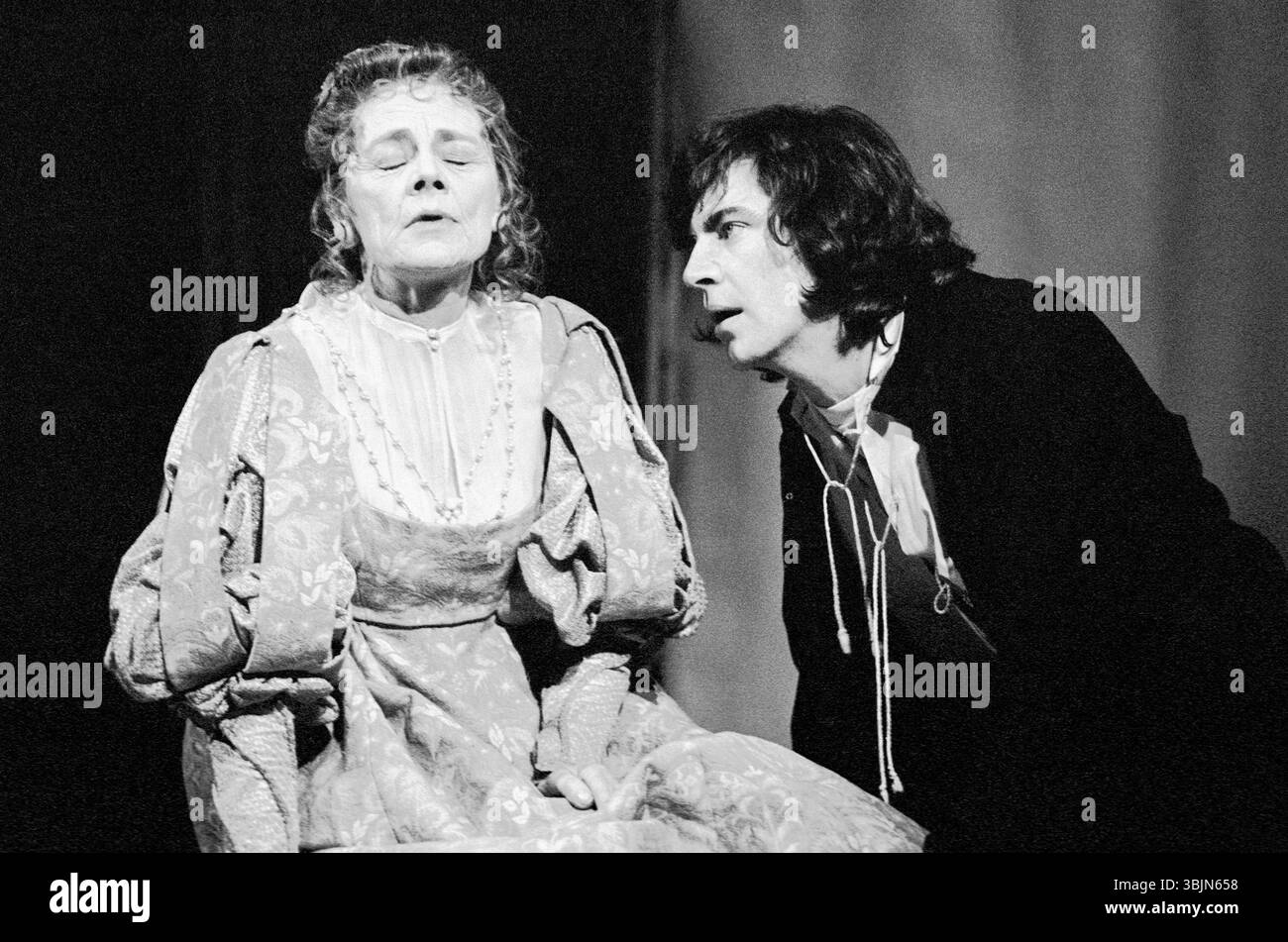 Celia Johnson (Gertrude), Alan Bates (Hamlet) in in HAMLET von Shakespeare am Cambridge Theatre, London WC2 11/01/1971 A Nottingham Playhouse Produktionsdesign: William Dudley Beleuchtung: Nick Chelton Regie: Anthony Page Stockfoto