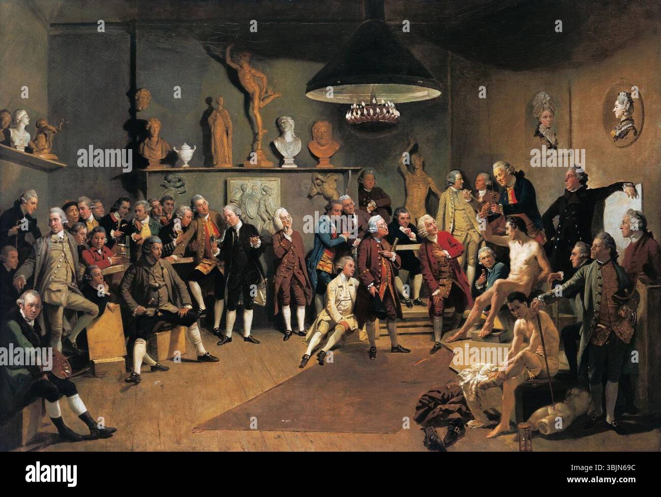 Johan Zoffanys Gemälde von 1772 zeigt Mitglieder der Royal Academy of Arts, darunter prominente Persönlichkeiten wie Angelica Kauffmann, Joshua Reynolds und Benjamin West. Das Ölgemälde präsentiert diese Künstler in einem formalen akademischen Umfeld. Stockfoto