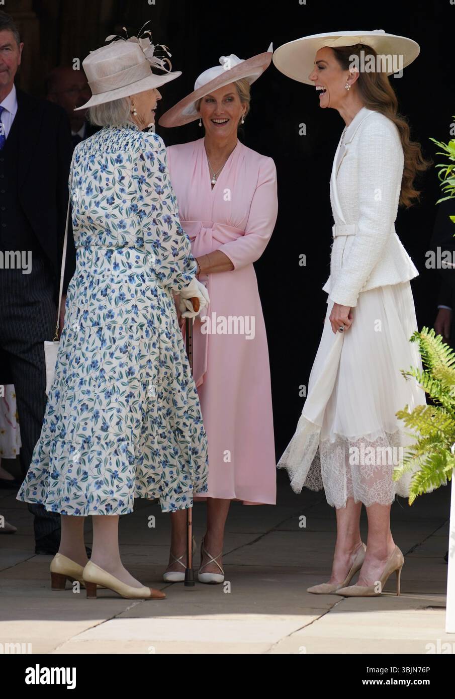 Die Duchess of Edinburgh und die Prinzessin von Wales sprechen mit einem Gast beim jährlichen Order of the Garter Service in der St George's Chapel, Windsor Castle. Bilddatum: Montag, 16. Juni 2025. Stockfoto