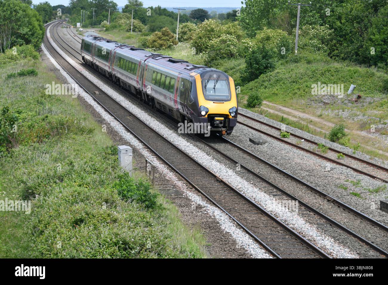 Eine nicht identifizierte 4-Car-Voyager der Baureihe 220 in Elford fährt am 10. Juni 2025 in Richtung Birmingham Stockfoto