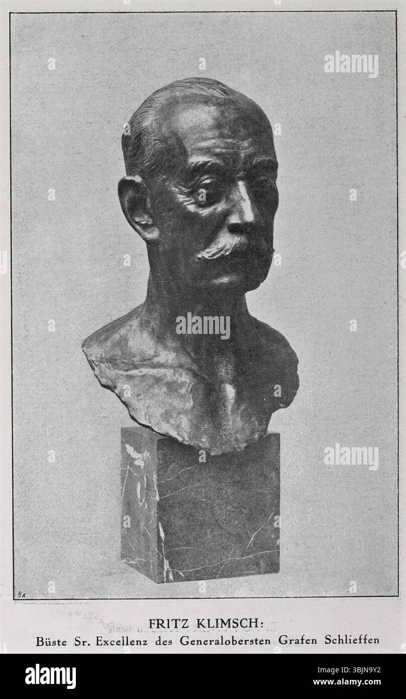 Fritz Klimsch schuf um 1908 eine Büste, in der Generaloberst Graf Alfred von Schlieffen, ein deutscher Offizier, der für den Schlieffener Plan bekannt war, dargestellt wurde. Die Skulptur fängt das Gleichnis des Generals in einem formalen Stil ein. Stockfoto