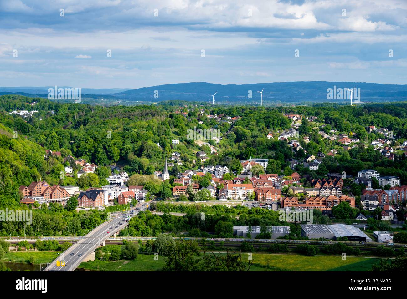 Deutschland, Nordrhein-Westfalen, Kreis Minden-Lübbecke, Porta Westfalica, Barkhausen, Blick vom Kaiser-Wilhelm-Denkmal über die Weser zum Ortsteil Po Stockfoto