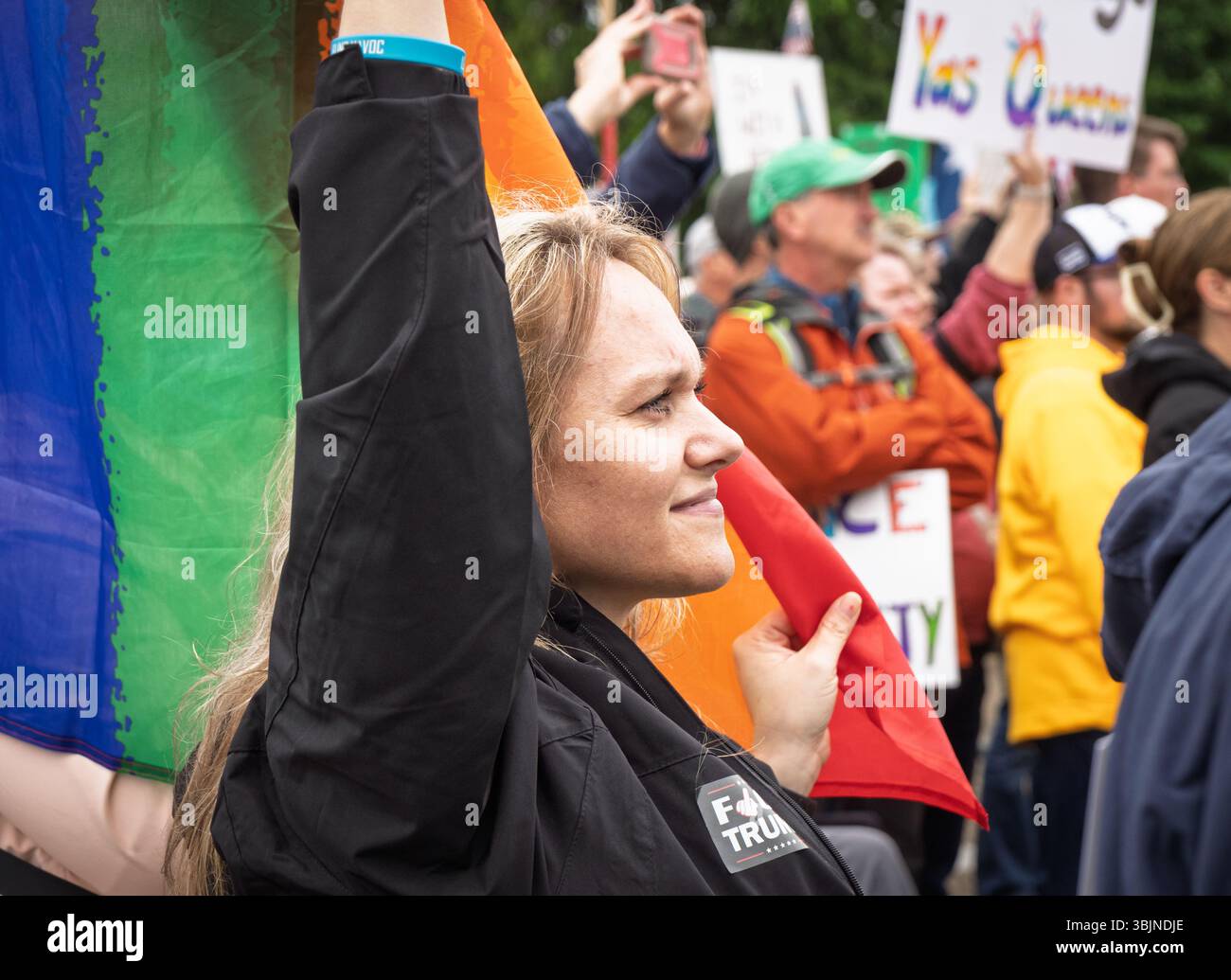 ST. PAUL, MN, USA, 14. JUNI 2025: Unidentified Individual bei der No Kings Rallye im Minnesota State Capitol. Stockfoto