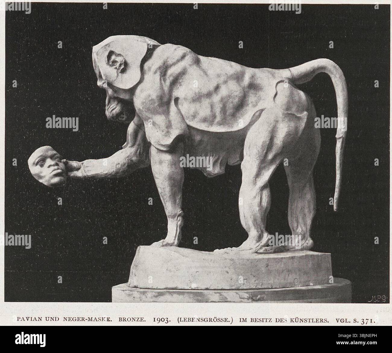 Ernst Moritz Geyger (1861–1941) stellte 1903 die Pavian und Neger-Maske her. Diese Bronzeskulptur zeigt neben einer Maske eine Pavianfigur, die Geygers Erforschung von Tierformen und ethnographischen Motiven in seinen Bronzefuchten widerspiegelt. Stockfoto