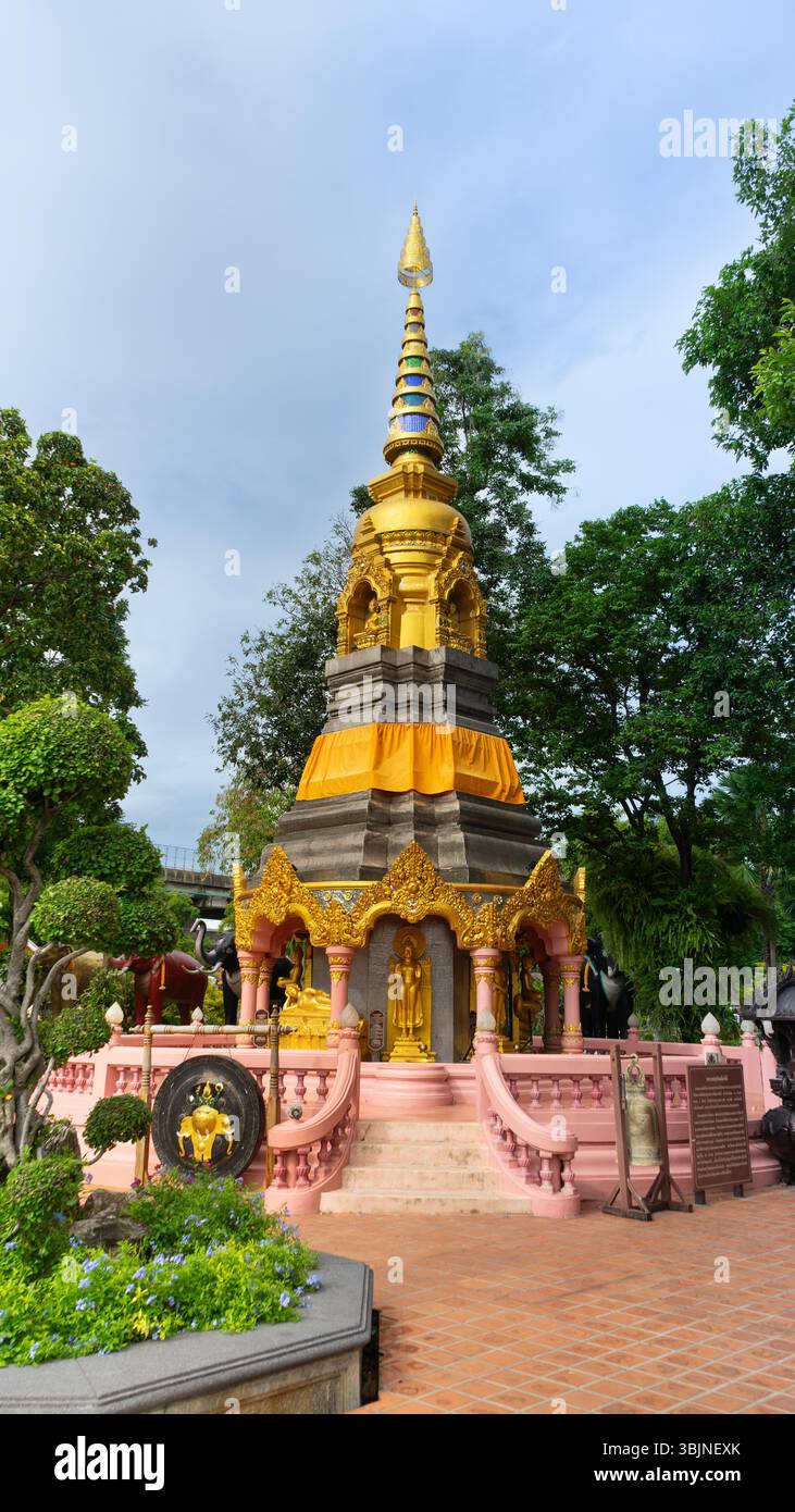 Goldener Buddhistischer Stupa Stockfoto