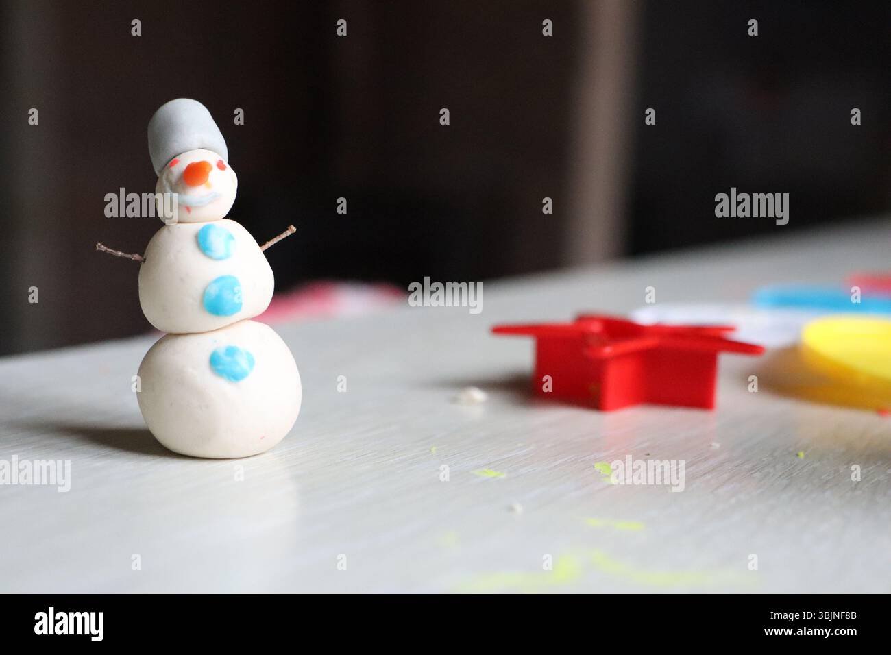 Dieser bezaubernde Schneemann aus Lehm ist perfekt, um die Winterdekoration aufzuhellen und lustige Kunstprojekte für alle zu machen Stockfoto