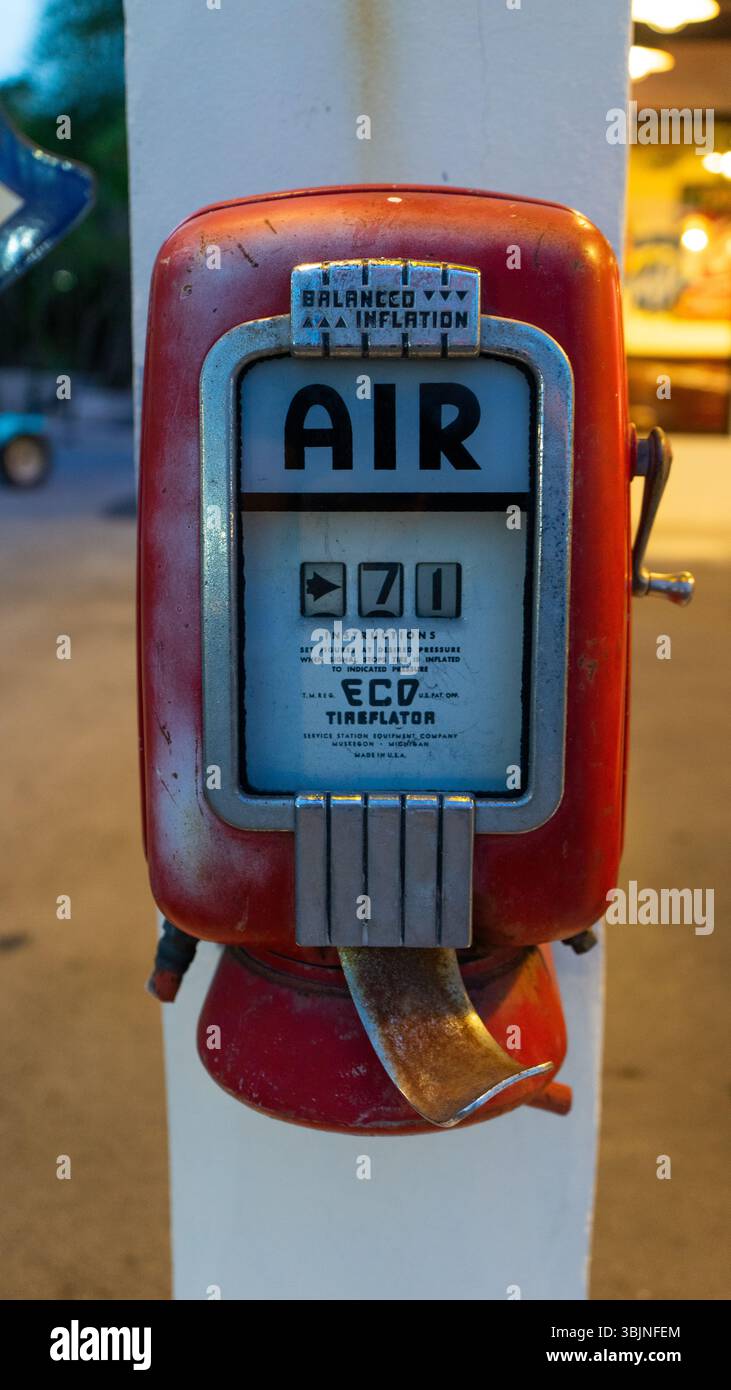 Luftpumpe der Retro-Tankstelle Stockfoto