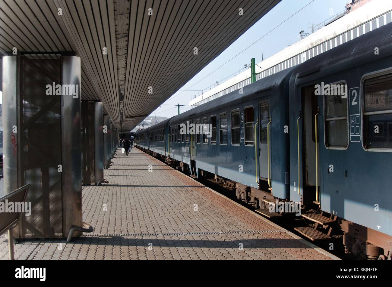Trian kommt am alten Bahnhof an Stockfoto