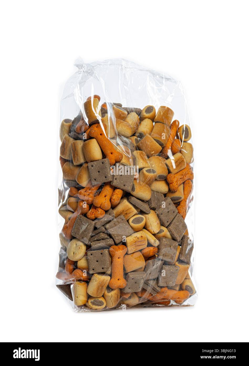 Studio-Aufnahme einer transparenten Plastiktüte voller Trockenfutter für Hunde vor weißem Hintergrund Stockfoto