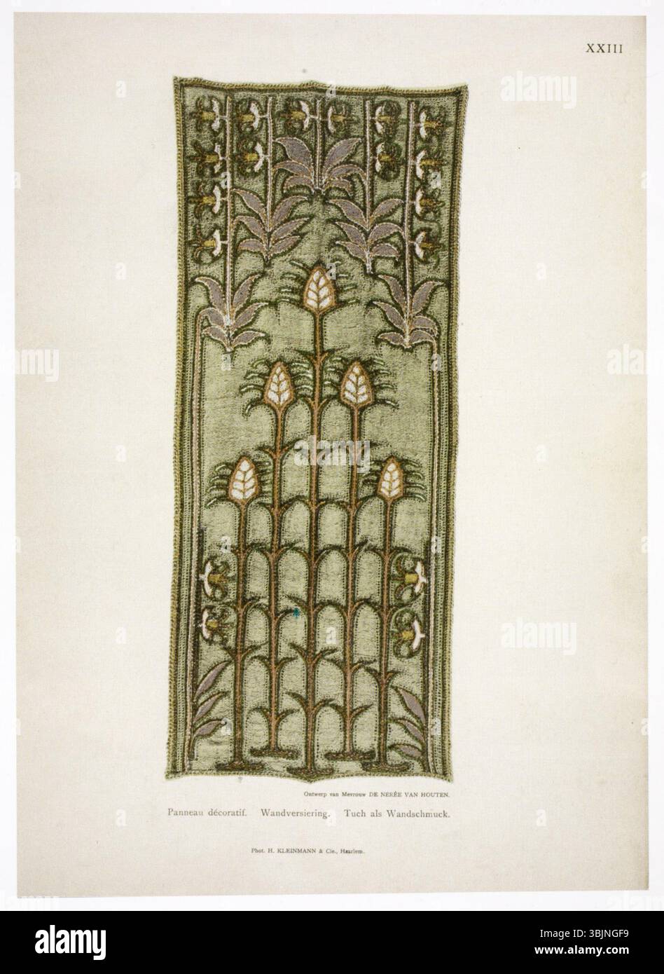 Constance de Nerée tot Babberichs Wanddekoration von 1903–1904 in den Modernen Kunstnüdelarbeiten von E. von Saher (1906) zeigt ihren innovativen Ansatz in der Inneneinrichtung. Das Werk veranschaulicht künstlerische Trends des frühen 20. Jahrhunderts in der dekorativen Kunst und verbindet traditionelle Elemente mit modernen Empfindlichkeiten. Stockfoto