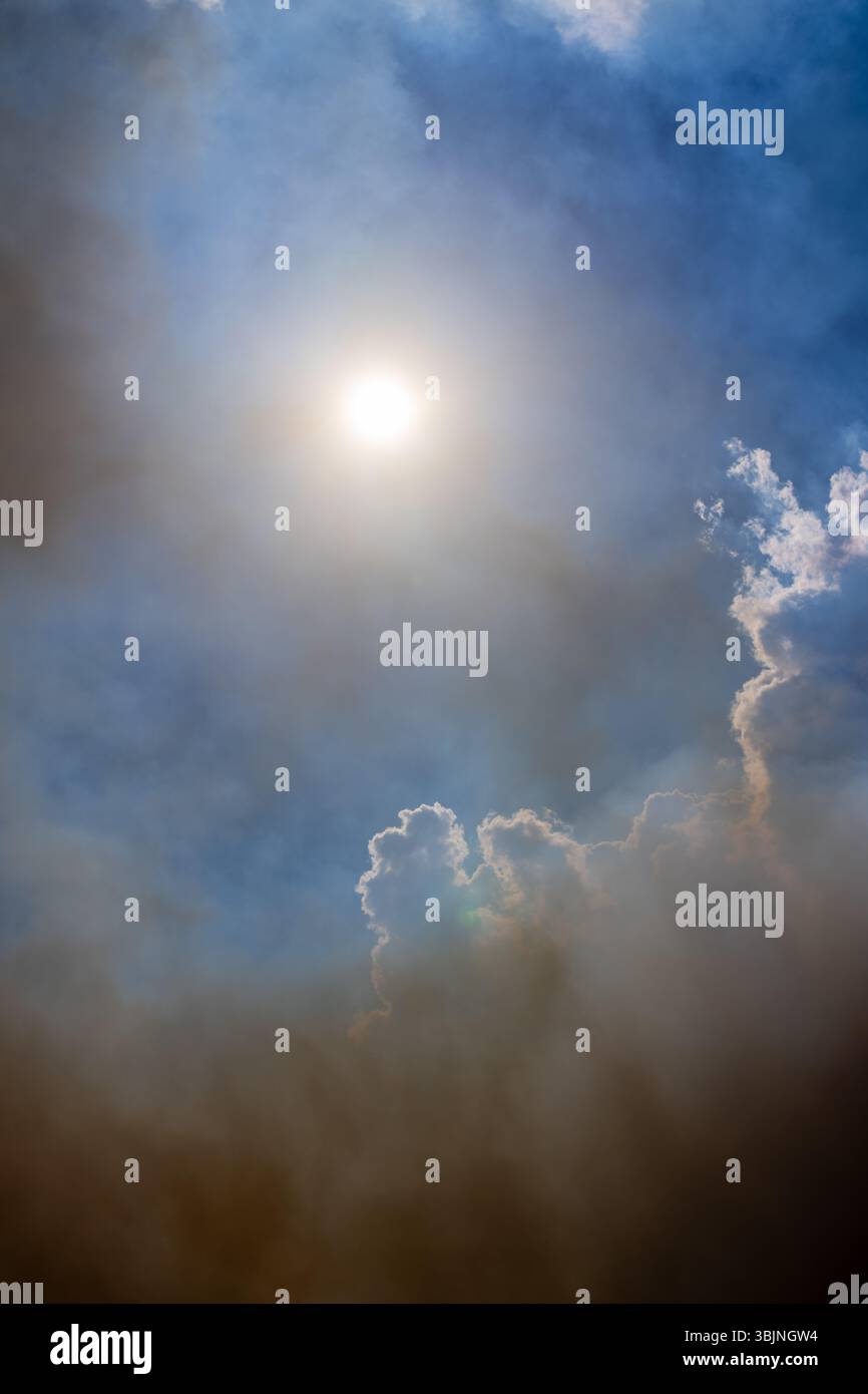 Feuer Rauch blockiert die Sonne Stockfoto