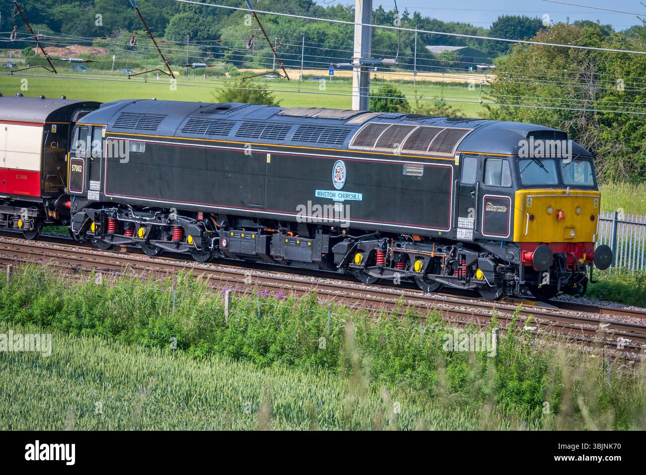 Electro-Motive 57002 „Winston Churchill“ pasing südlich durch Winwick auf der Hauptstrecke der Westküste. Stockfoto