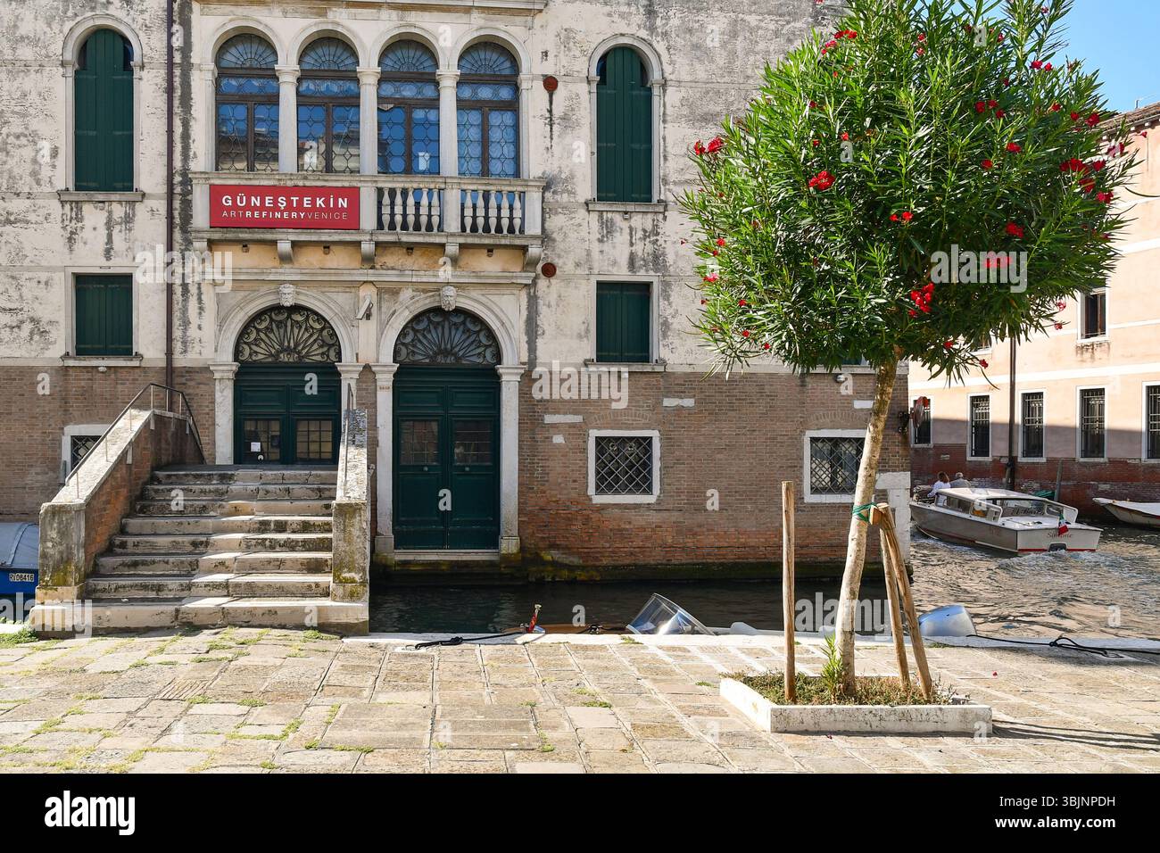 Fassade des Palazzo Gradenigo (17. Jh.), Sitz der Kunstraffinerie Güneştekin, Blick auf den Campo Santa Giustina im Sestiere von Castello, Venedig, Italien Stockfoto