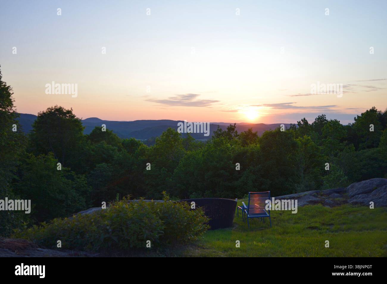 Ein wunderschöner Sonnenuntergang über den Gatineau Hills in Quebec, Kanada Stockfoto