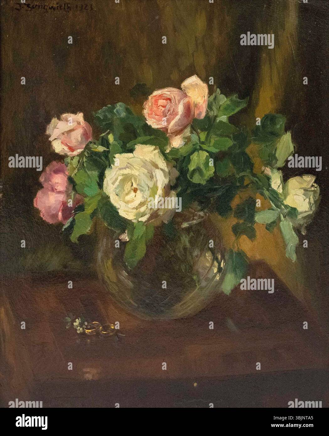Josef Jungwirths „Stillleben mit Rosen in Glasvase und zwei Eheringen“ zeigt ein Stillleben mit Rosen in einer Glasvase und zwei Eheringen. Dieses Öl auf Pappe von 1923 spiegelt die Liebe zum Detail und die symbolische Darstellung von Liebe und vereinigung wider. Stockfoto