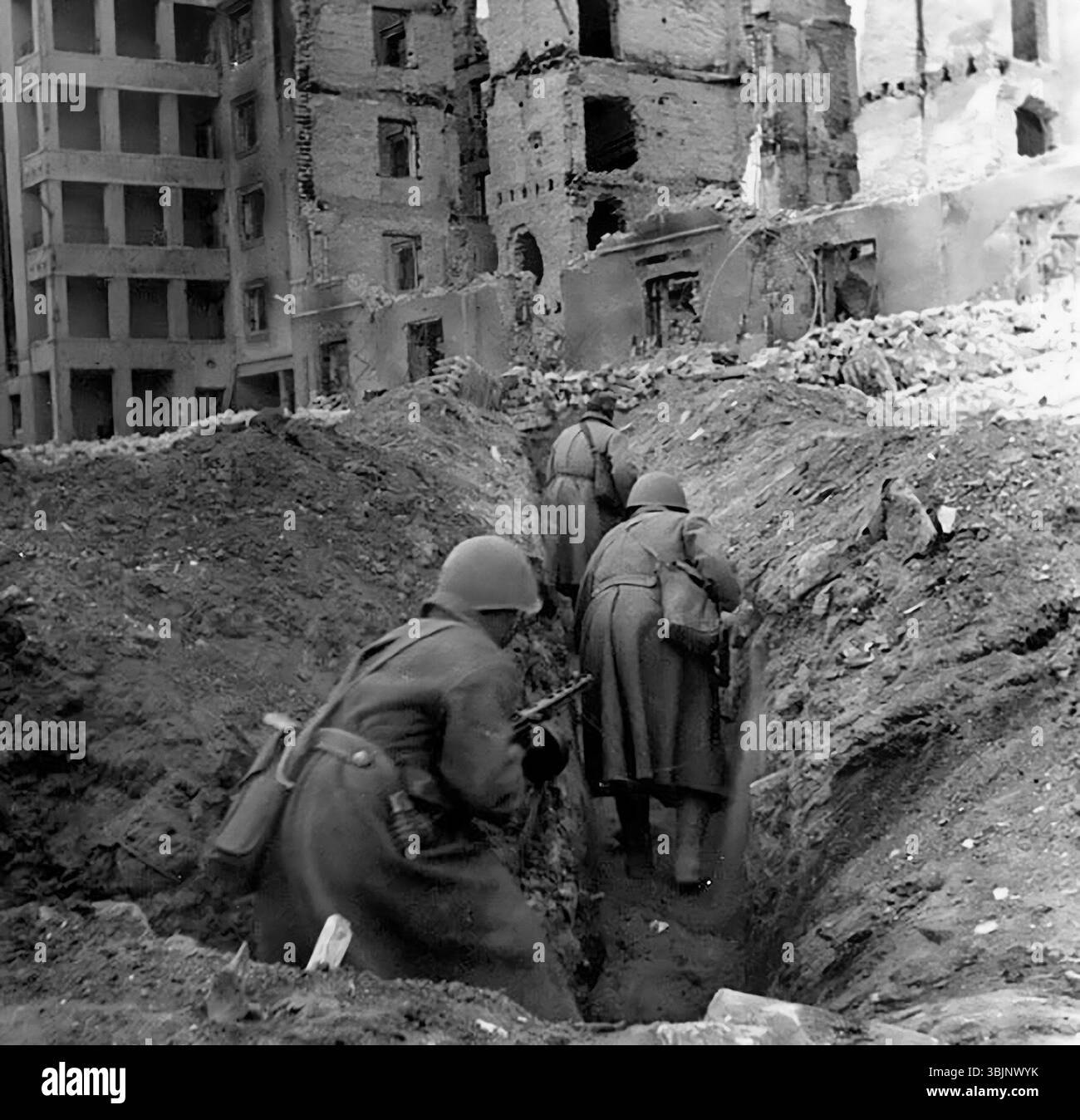 Die Schlacht von Stalingrad. Sowjetische Soldaten in einem Graben während der Schlacht von Stalingrad im Dezember 1942 Stockfoto