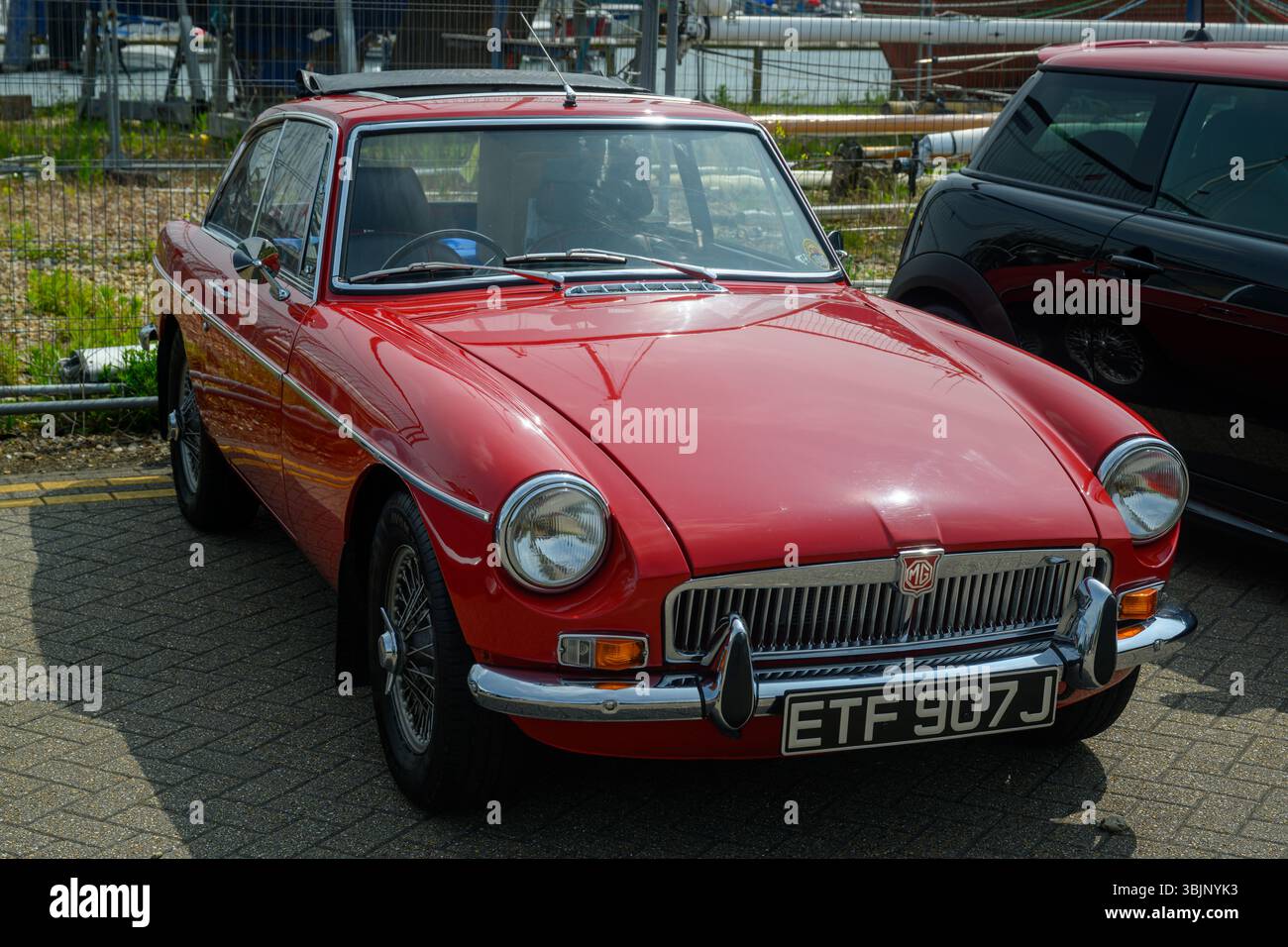 Ein roter MG-BGT im Vintage-Stil an einem sonnigen Sommertag Stockfoto