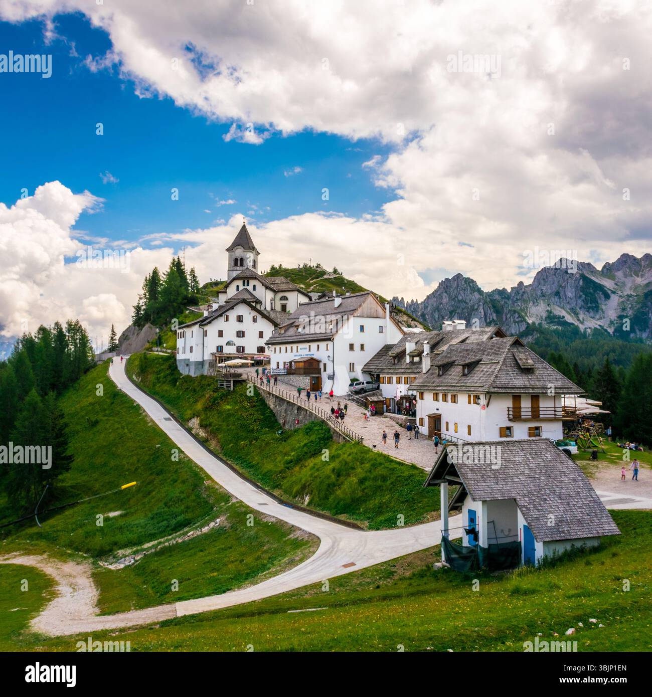 Monte Lussari, Italien - 13. August 2023: Panoramablick auf das kleine Dorf Monte Lussari in den italienischen Alpen, Tarvisio, Italien Stockfoto